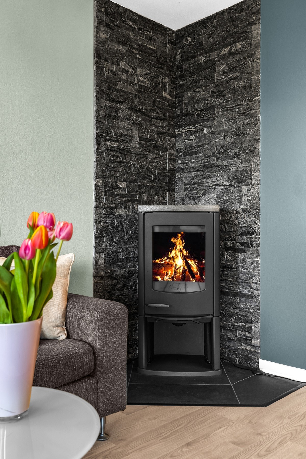 Boligen har en flott peisovn som sikrer en god og jevn oppvarming av boligen, på kaldere årstider. Galleribilde