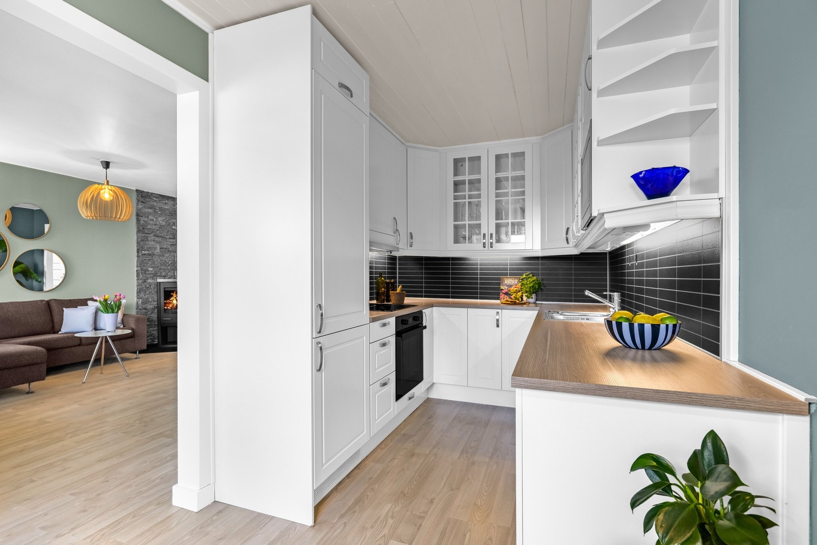 Pent kjøkken i separat løsning fra 2013 med profilerte fronter og laminat benkeplate. Galleribilde