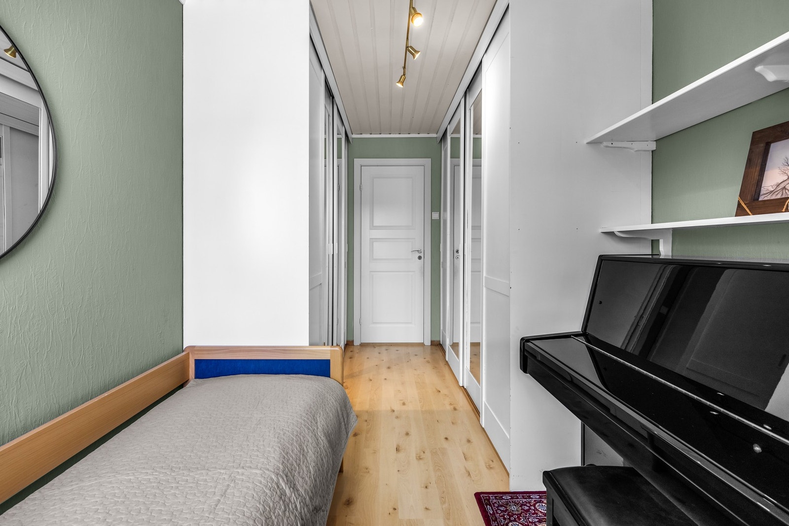 Soverommet er praktisk innredet med garderobeløsning fra to sider, som medfølger. Galleribilde