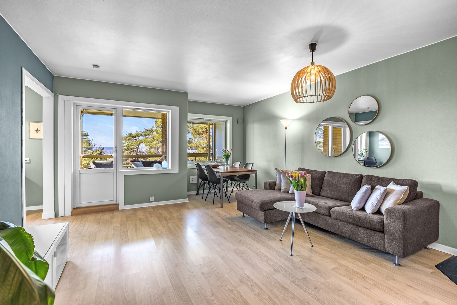 Dette er en gjennomgående og pen 3-roms leilighet. Galleribilde