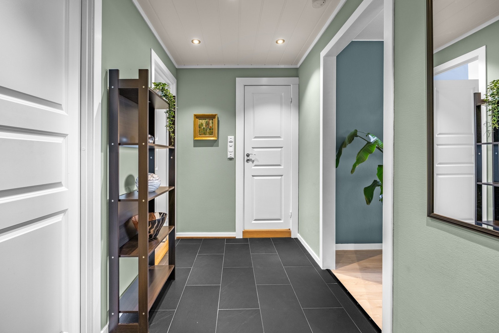 Pen og praktisk entré med flislagt gulv med varmekabler - Videre er det adkomst til to soverom og bad fra gangen. Galleribilde