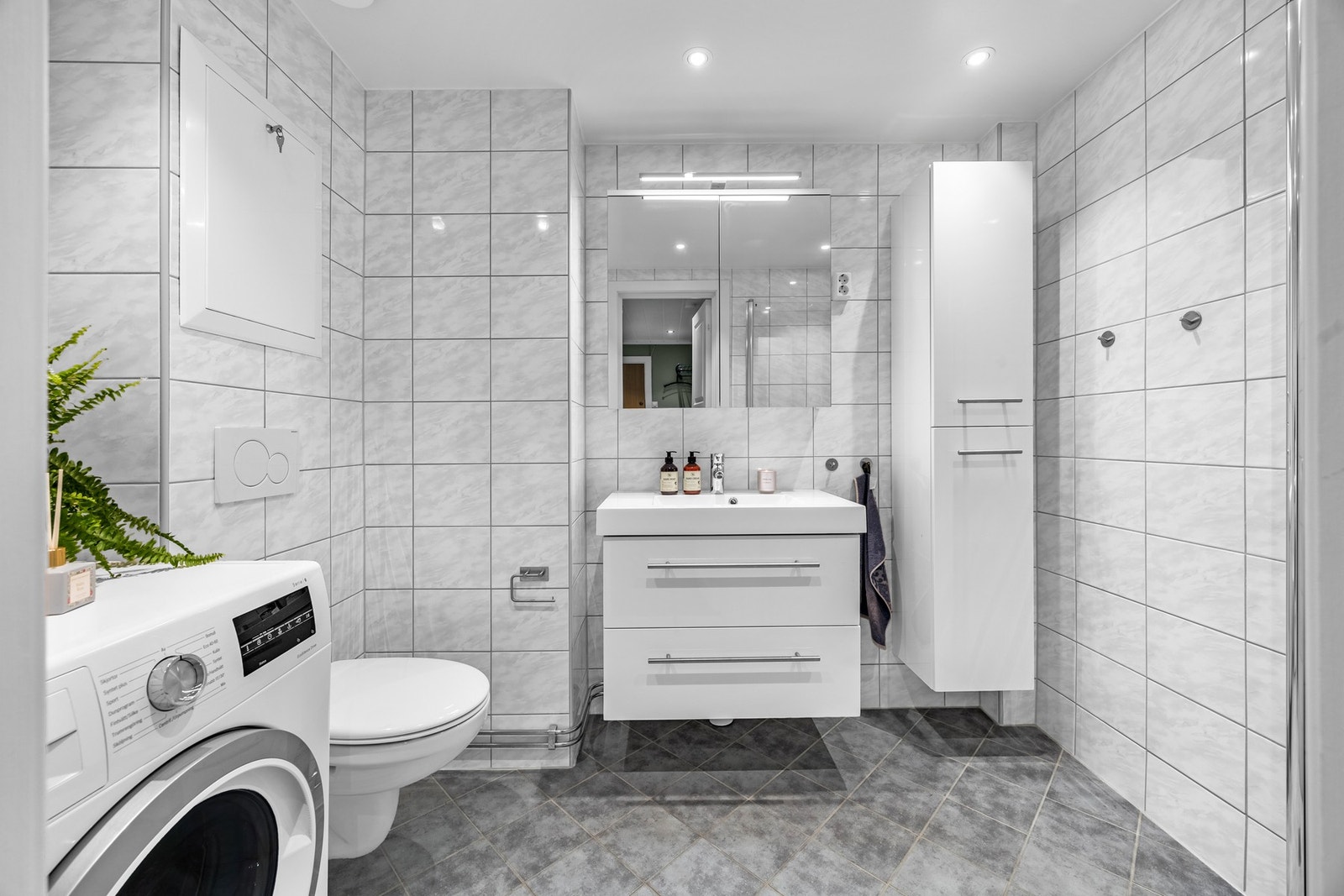 Romslig og pent flislagt baderom rehabilitert i regi av borettslaget i 2015/16. Galleribilde