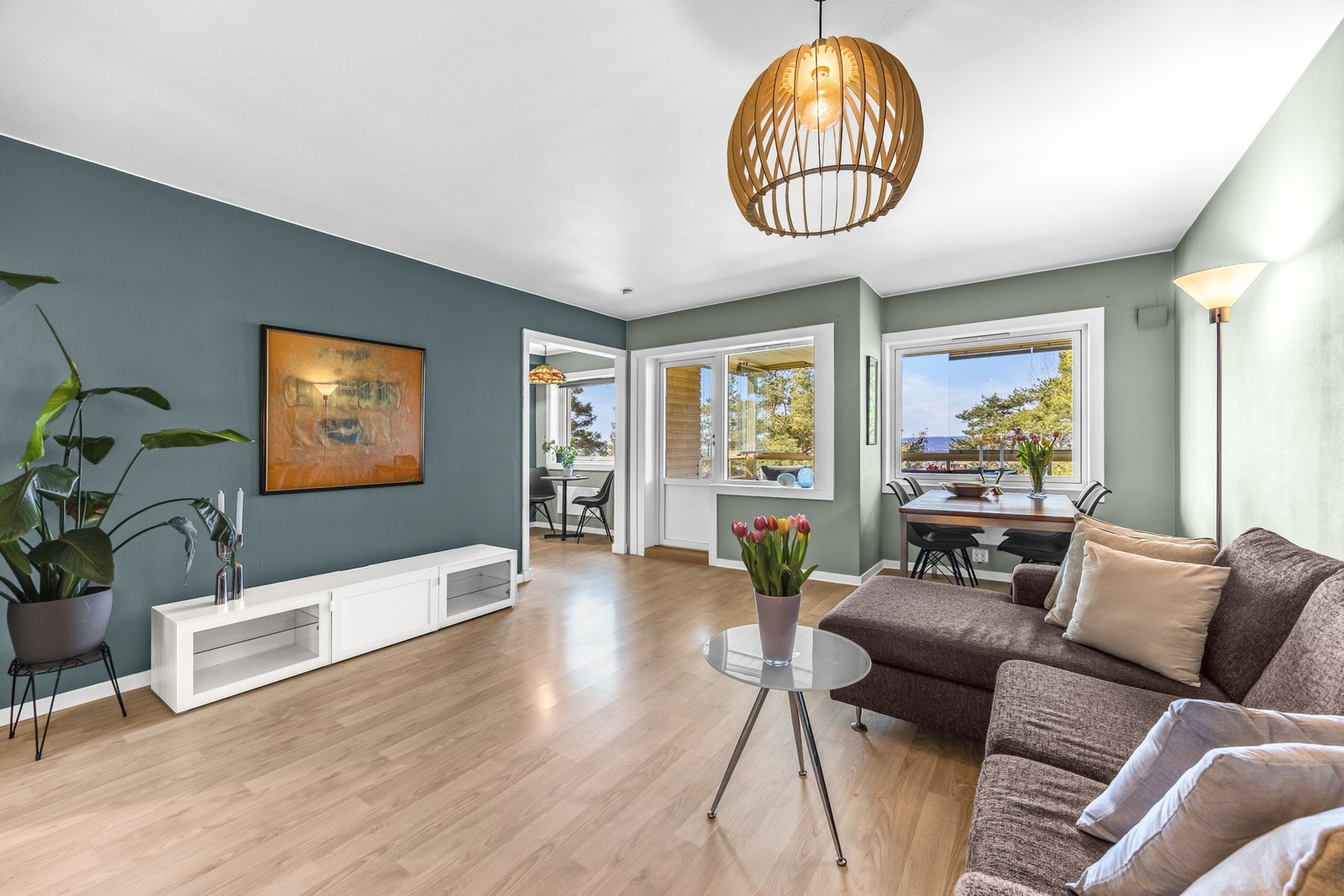 De store vindusflatene byr på godt med naturlig lysinnslipp fra nyere vindusflater skiftet i 2016/17 i regi av borettslaget. Galleribilde