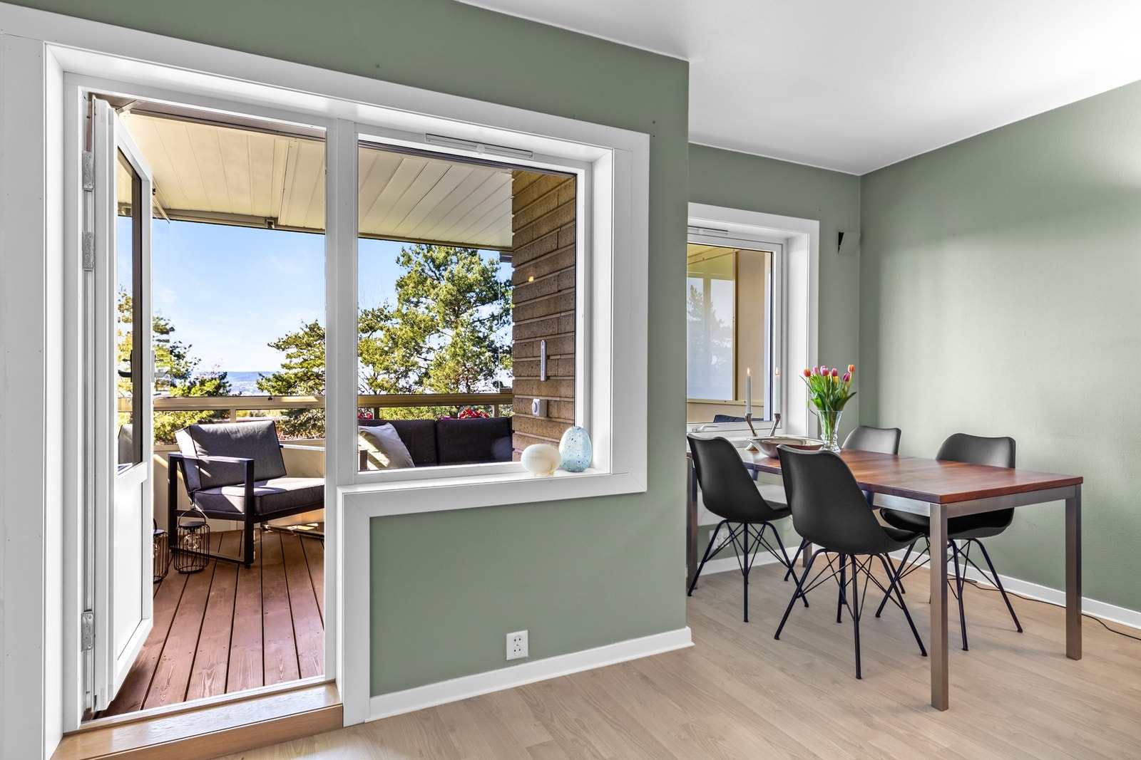 Spisesonen finner sin naturlige plass i tilknytning til de vestvendte vindusflatene. Galleribilde