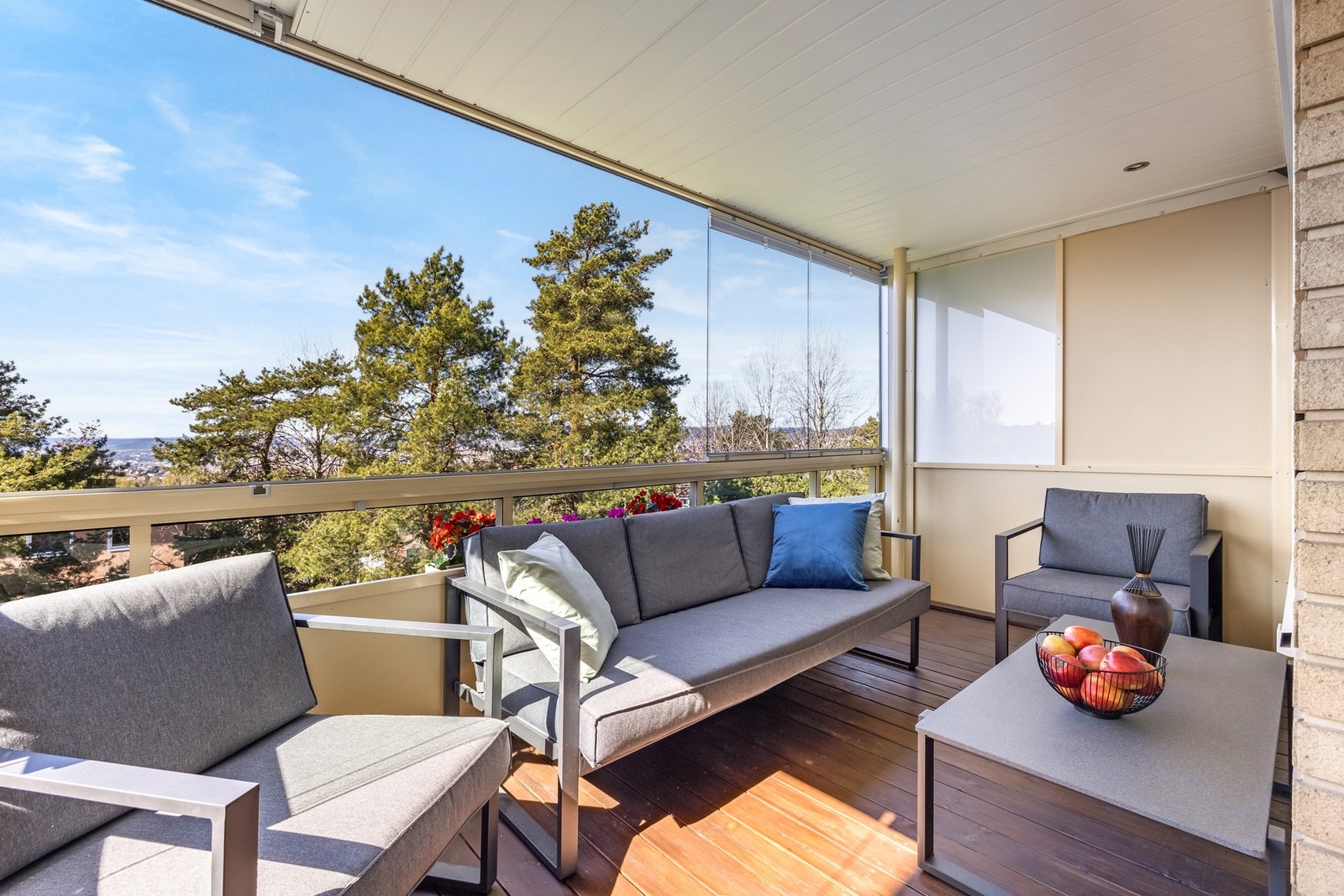 Fra stuen er det utgang til en innglasset, vestvendt balkong på hele 10,5 m² med spotter i tak. Galleribilde