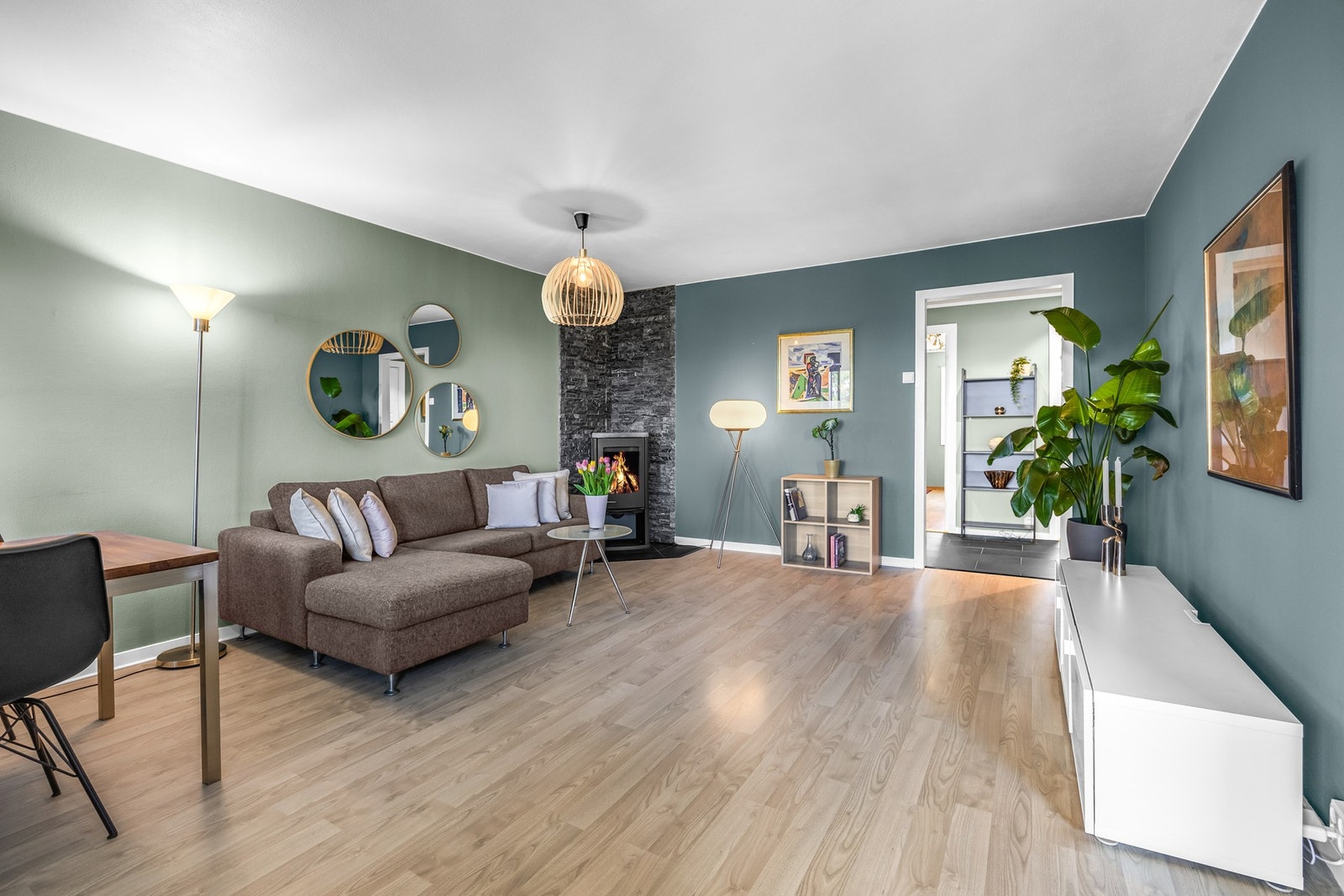 Romslig og lunt oppholdsrom med gode møbleringsmuligheter Galleribilde