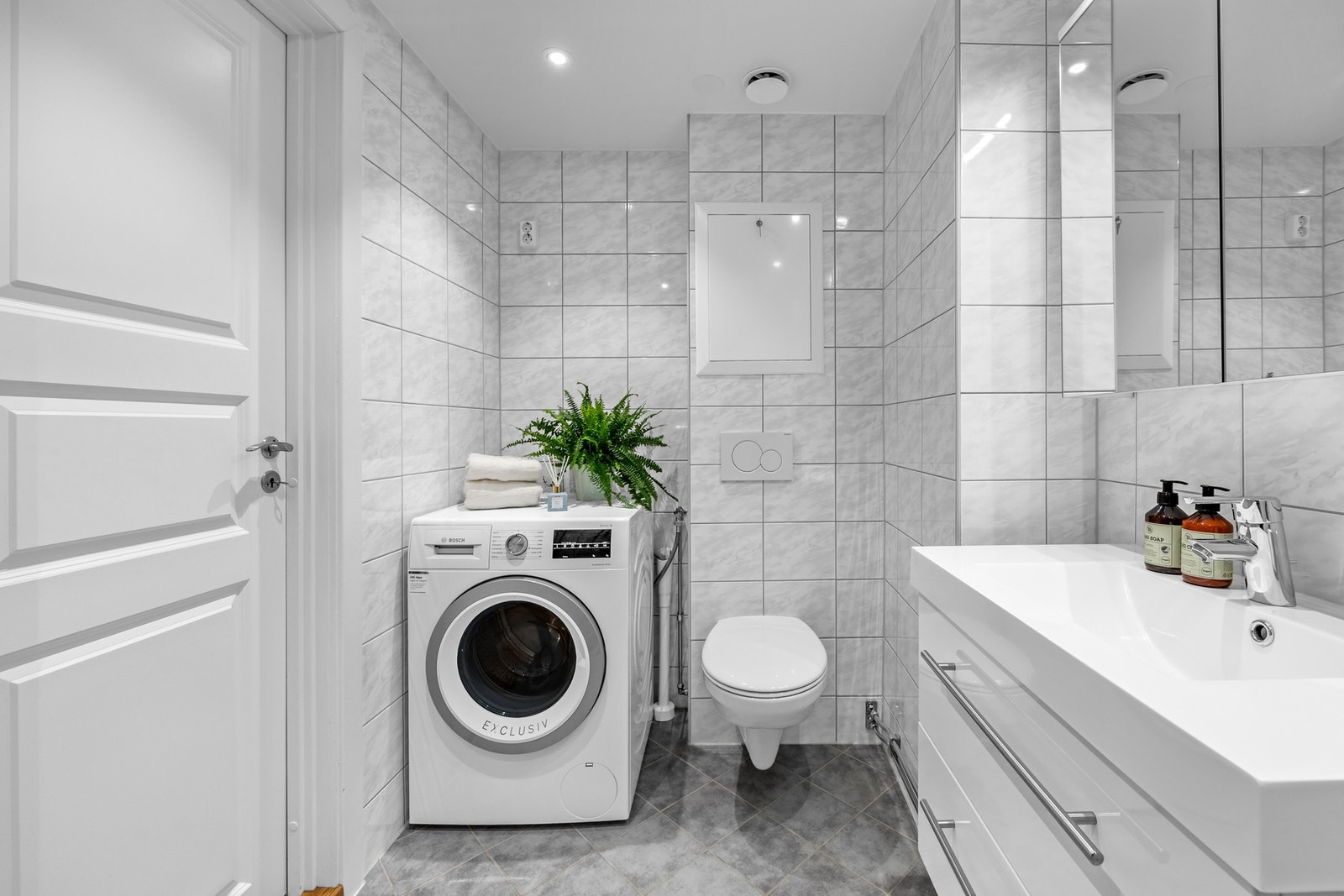 Det er varmekabler i gulv, samt opplegg for vaskemaskin- og tørketrommel. Galleribilde