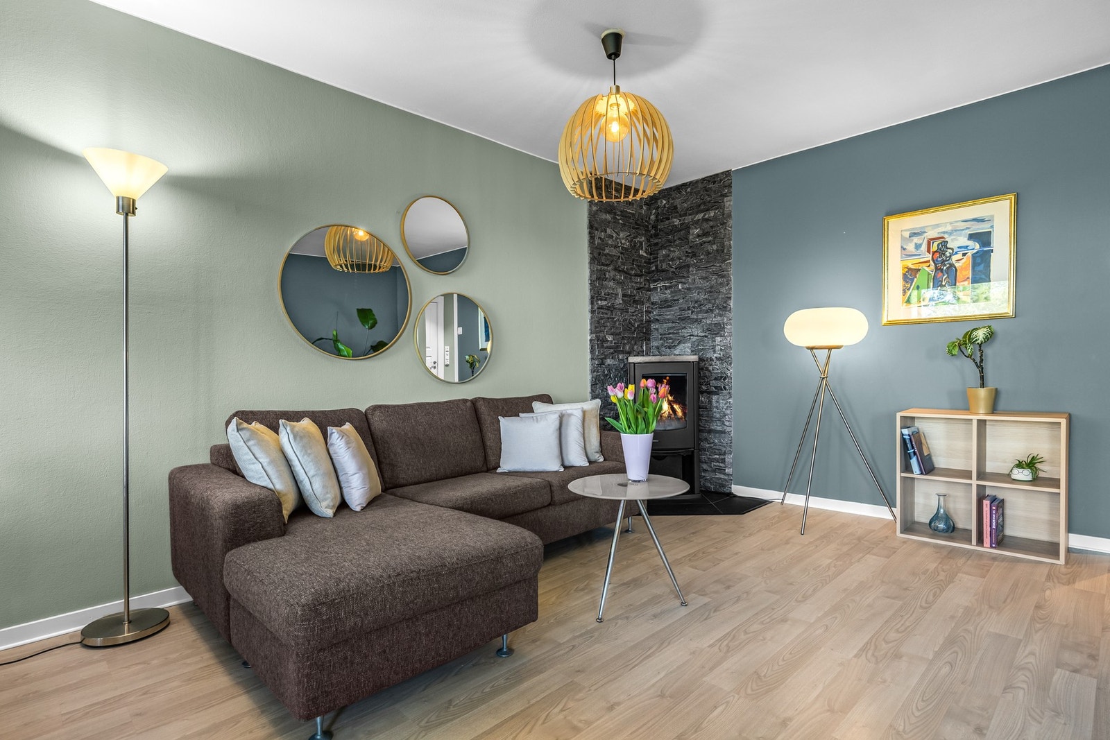 Boligen er malt i tidsriktige fargevalg med steinebelagt hjørne for peis, som gir en fin kontrast. Galleribilde