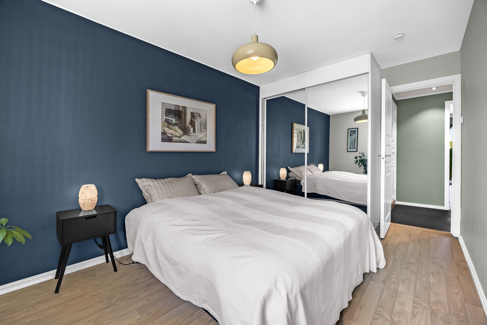 Hovedsoverommet har god plass til dobbeltseng med tilhørende nattbord og garderobeløsning. Galleribilde