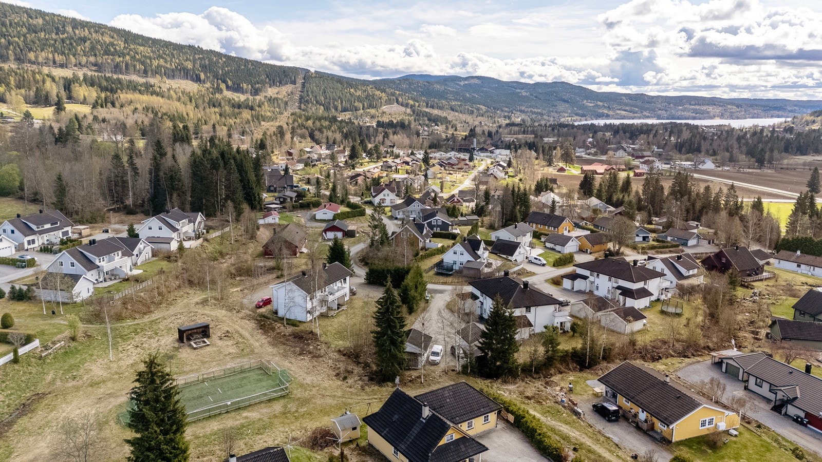 Boligen ligger i Hurdal sentrum og det er gang og sykkelsti langs hovedveien. Galleribilde