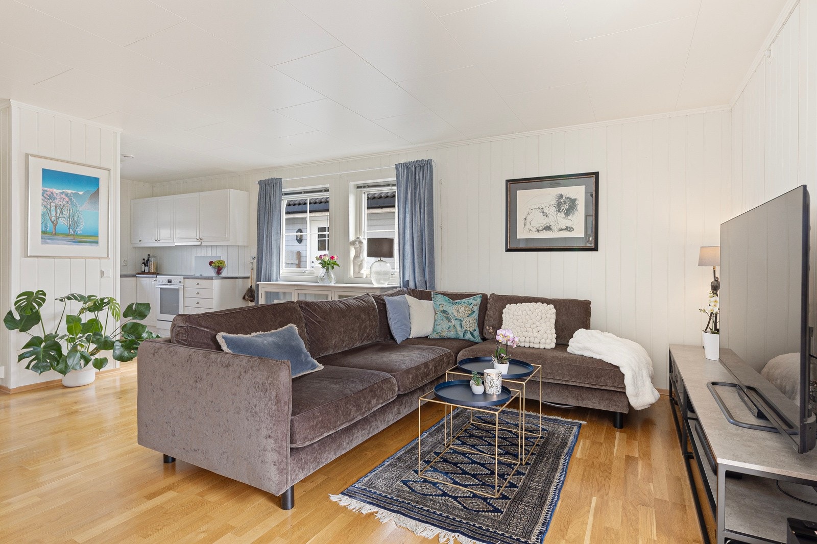 Stuen har en fin planløsning og lar seg enkelt innrede med sofa- og TV-møblement, samt spisebord i tilknytning til kjøkkenet. Galleribilde