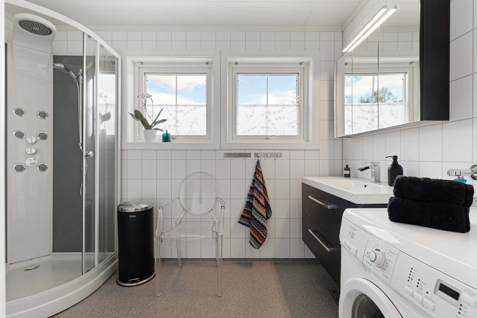 Bad i 2. etg med belegg på gulv med gulvvarme og våtromsplater på vegger. Galleribilde