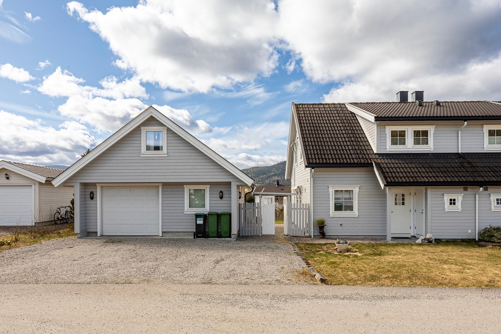 Det er gode parkeringsmuligheter på egen gårdsplass og i egen garasje. Galleribilde