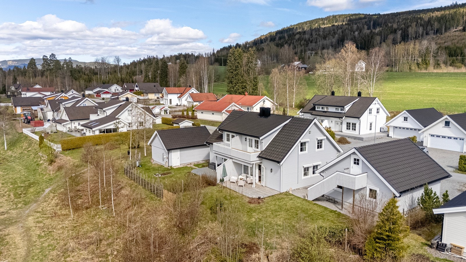 Eiendommen ligger helt i enden av en blindvei i et hyggelig og barnevennlig boligområde i Hurdal sentrum. Galleribilde