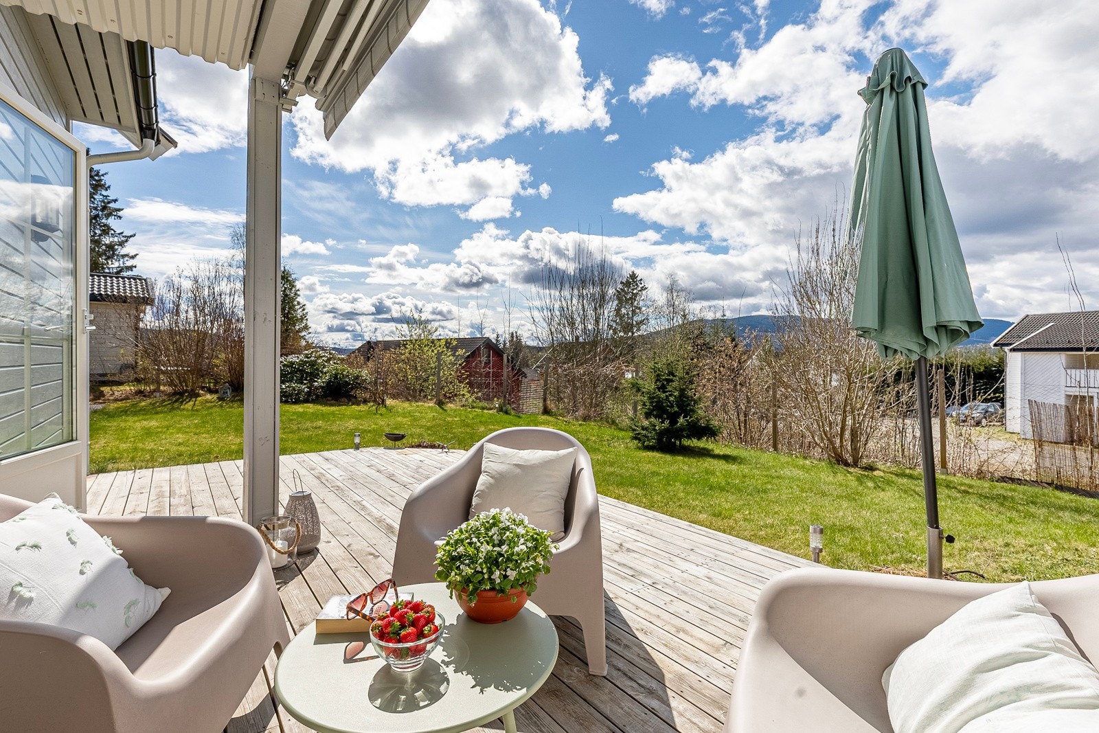 Utvendig har boligen mulighet for mange flotte uteplasser med vestvendt terrasse og koselig liten hage på baksiden. Galleribilde