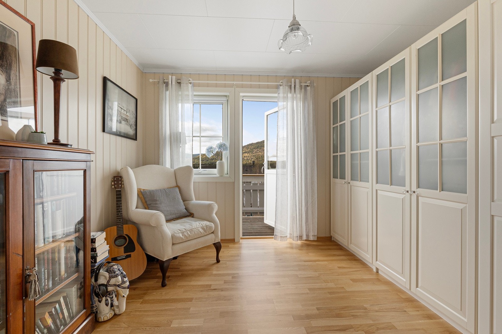 Ett soverom benyttes i dag som loftstue, og her er det utgang til balkong. Galleribilde