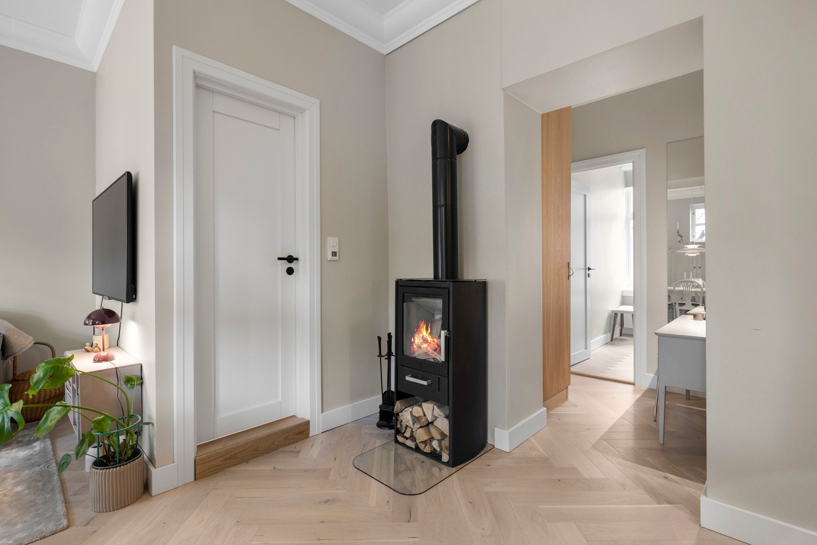 Peisovnen gir god varme og skaper en hyggelig atmosfære på kjølige kvelder. Galleribilde