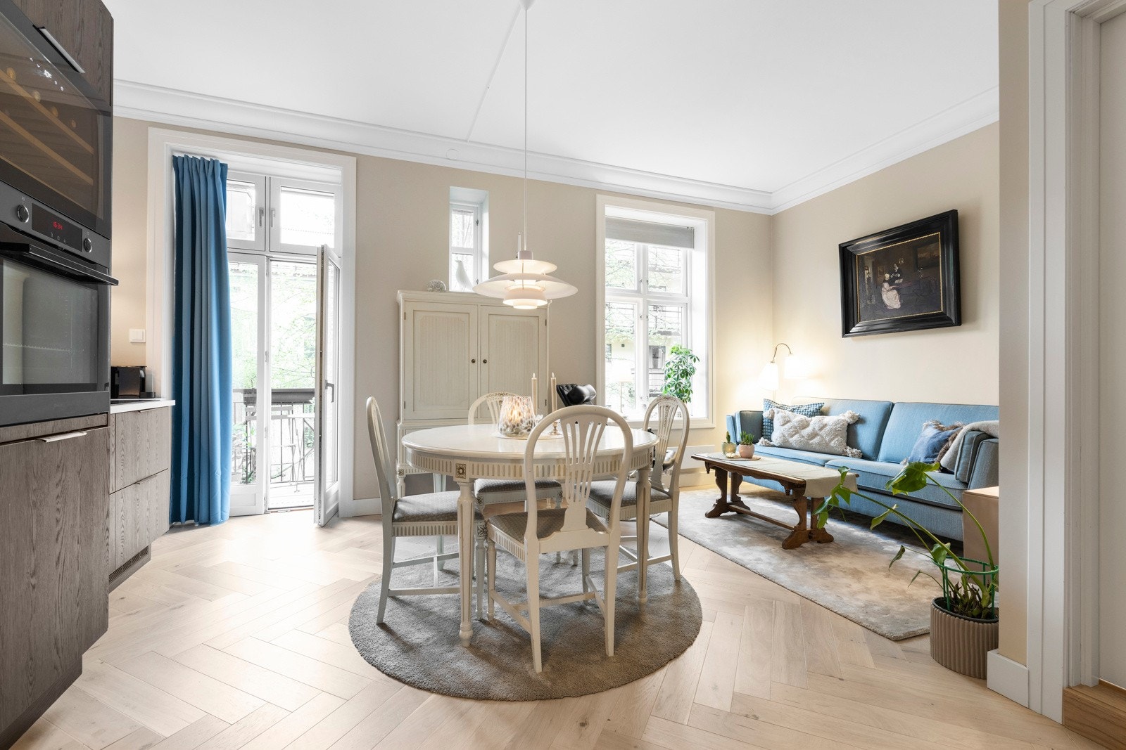 Flott stue med god takhøyde som sammen med de store vindusflatene skaper en god romfølelse. Galleribilde