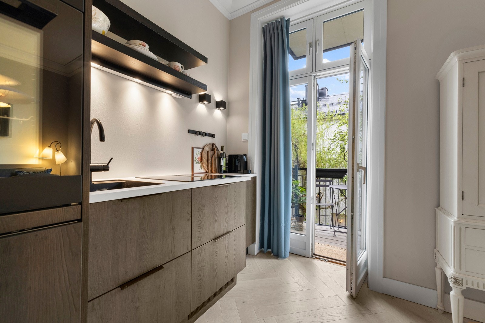 Lekkert HTH kjøkken fra 2022 med utgang til nordvestvendt balkong. Galleribilde