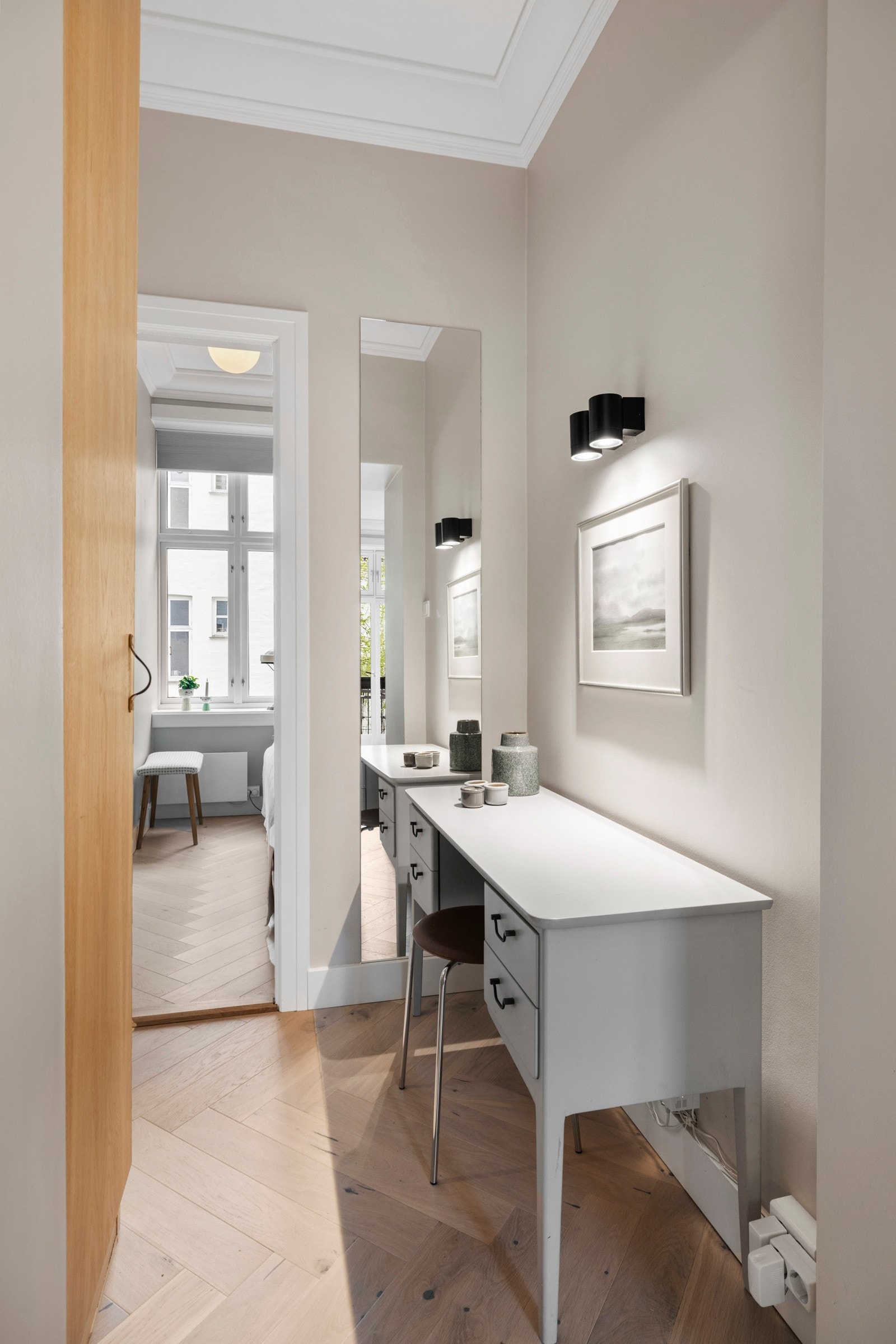 Mellomgang med opplegg til vaskmaskin i plassbygd nisje. Galleribilde