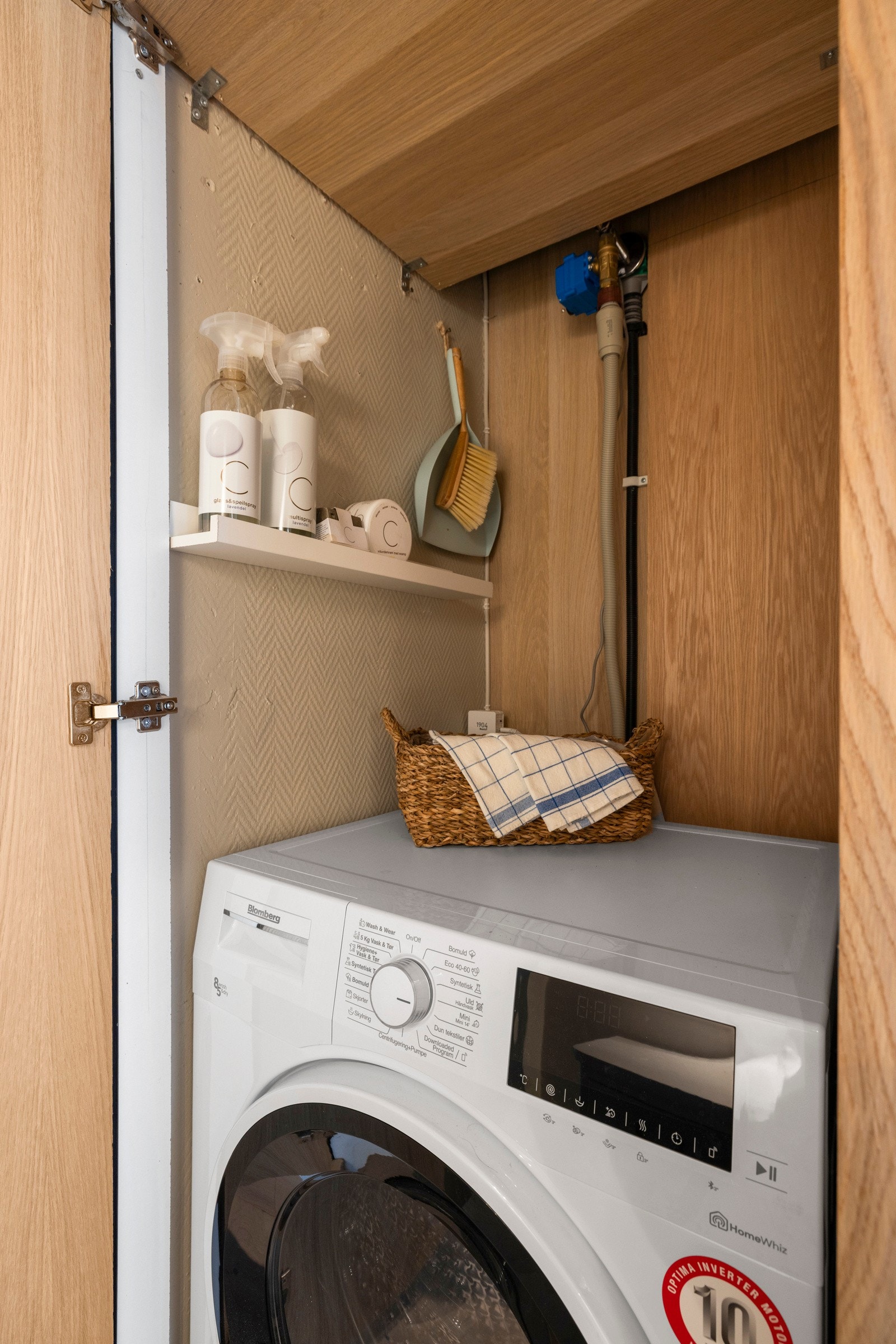 Plassbygget nisje med opplegg for vaskemaskin i mellomgangen - vaskemaskine/tumbler medfølger i handelen Galleribilde