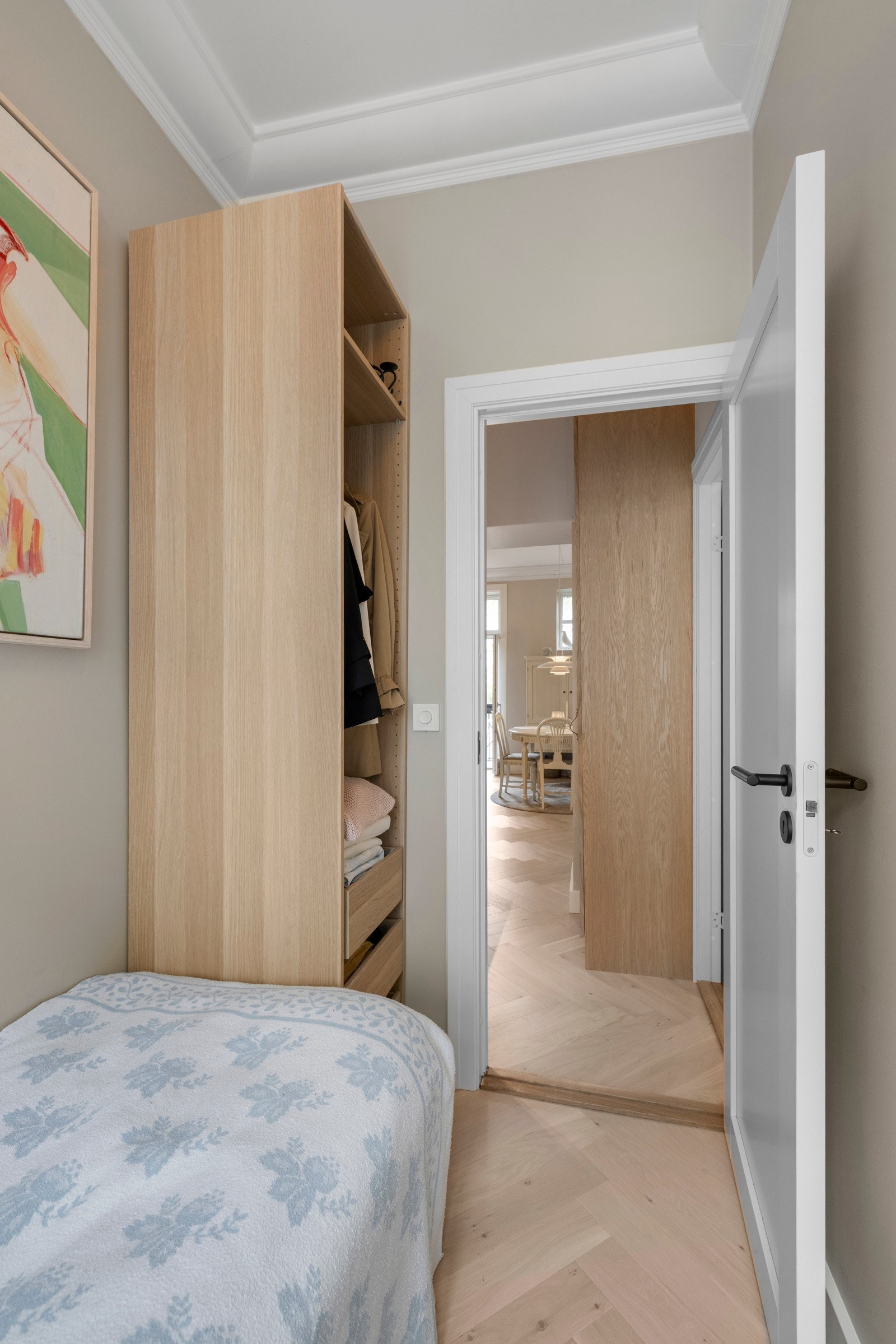 Rommet egner seg godt som barne- eller ungdomsrom, gjesterom eller kontor. Galleribilde