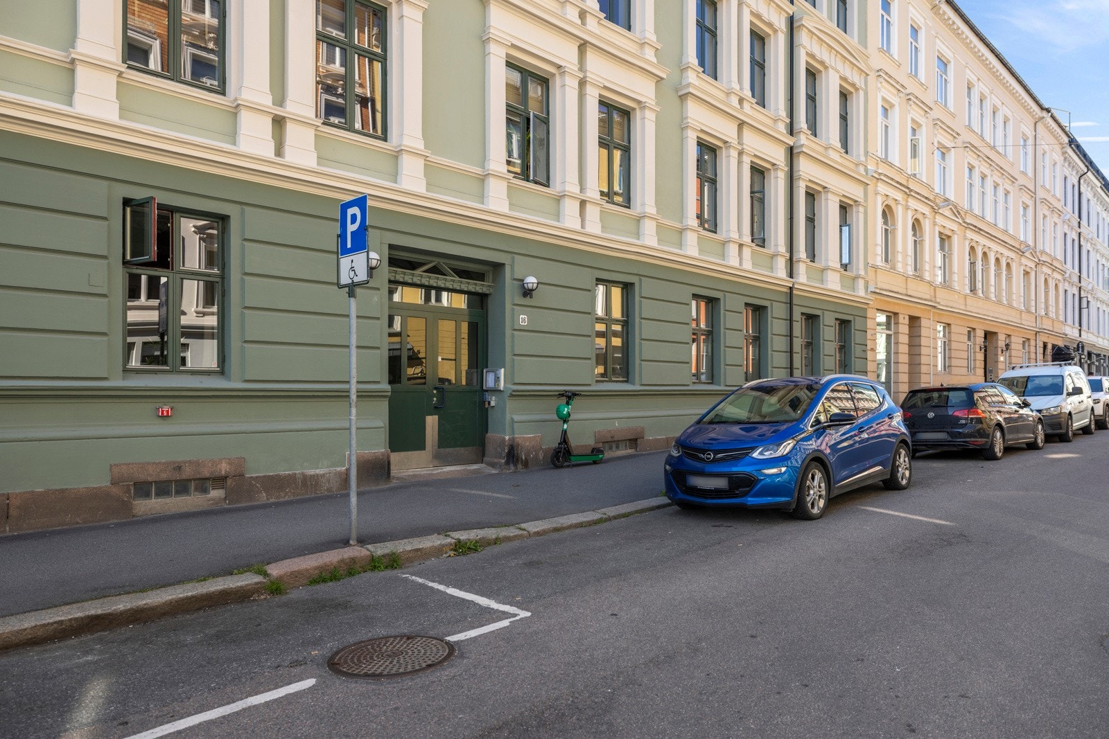 Rehabilitert fasade og nytt tak i 2023. Galleribilde