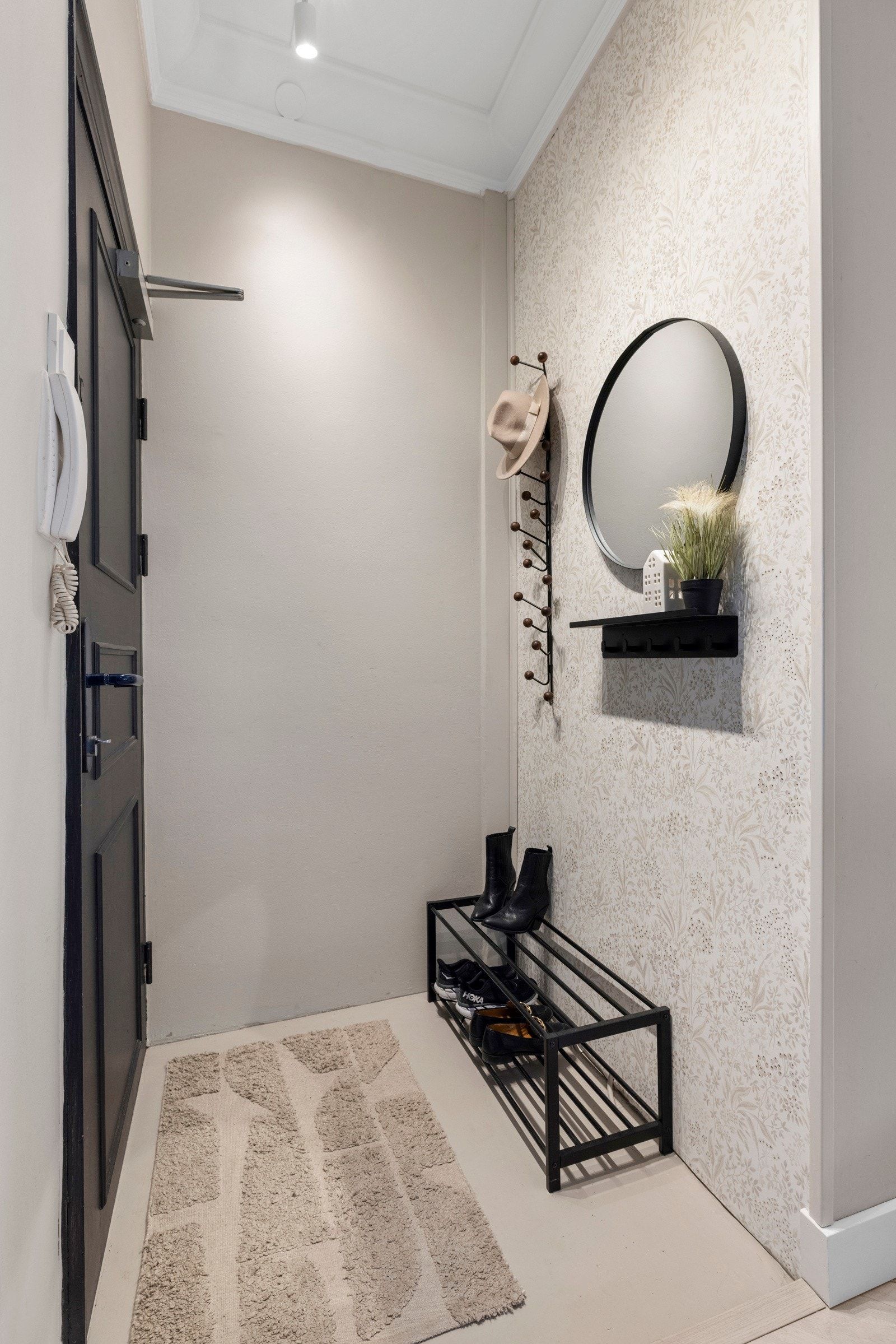 Innbydende og fin entré som gir et meget godt førsteinntrykk av denne lekre leiligheten. Galleribilde