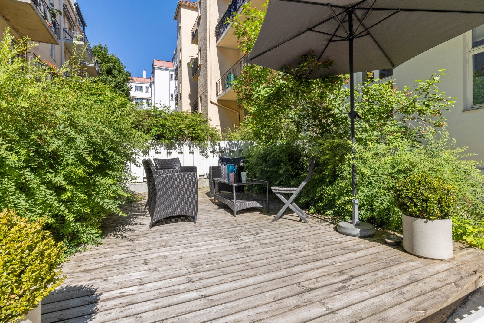 Flott, felles uteplass med hagemøbler til benyttelse for beboerne i borettslaget. Galleribilde