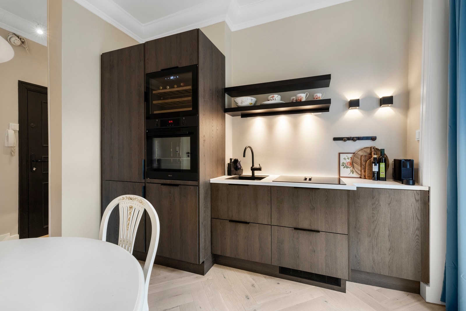 I kjøkkenet er det integrerte hvitevarer som platetopp, stekeovn, vinskap, oppvaskmaskin og kjøl/frys. Galleribilde