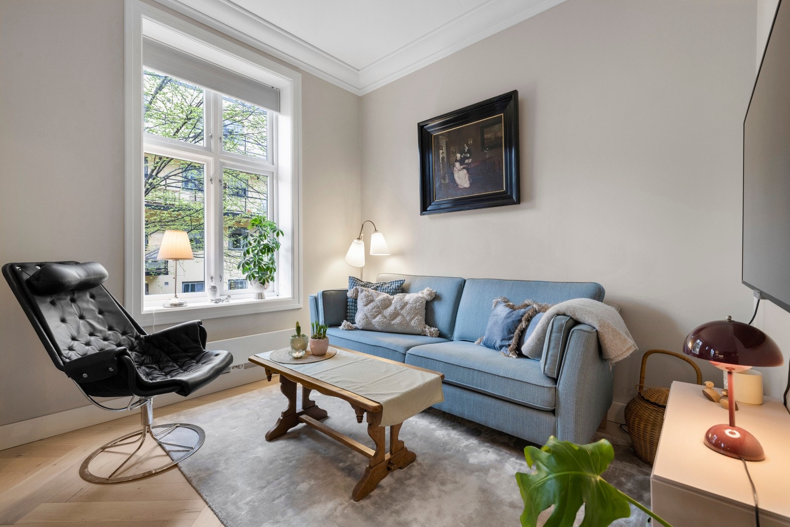 Stuen har en funksjonell planløsning som man enkelt kan dele inn i hyggelige soner. Galleribilde