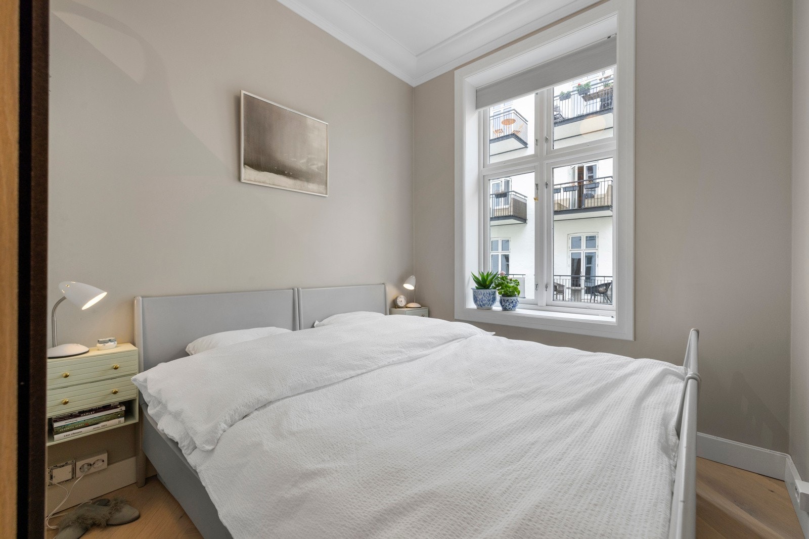 Hovedsoverommet har plass til dobbeltseng, nattbord og tilhørende møblement. Galleribilde