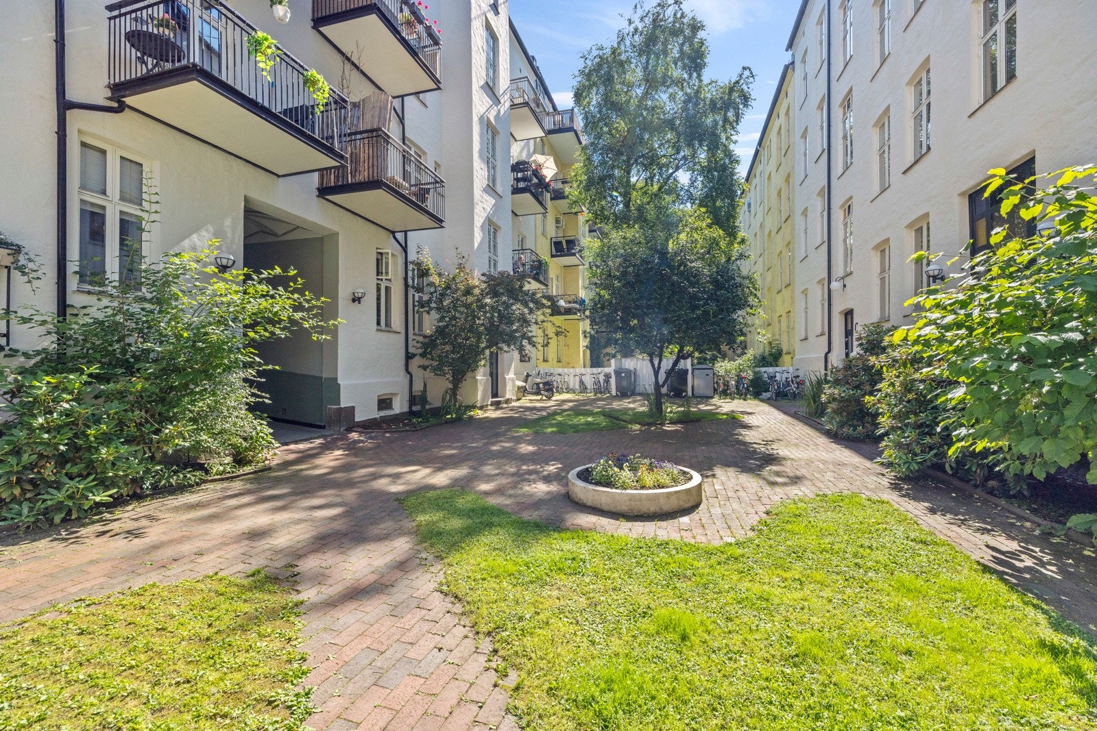 Eiendommen ligger tilbaketrukket i en enveiskjørt sidegate til Bogstadveien. Galleribilde