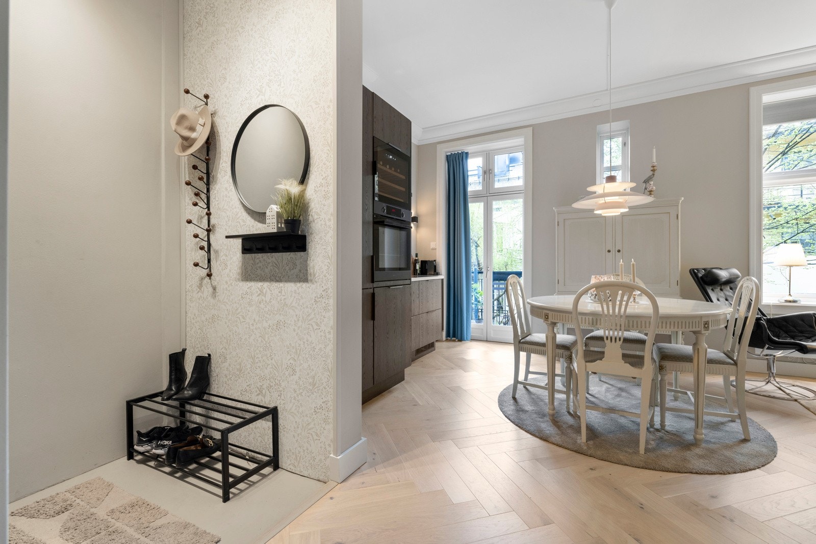 I stuen er det plass til spisemøblement i tilknytning til kjøkkenet som er i åpen løsning i stuen. Galleribilde