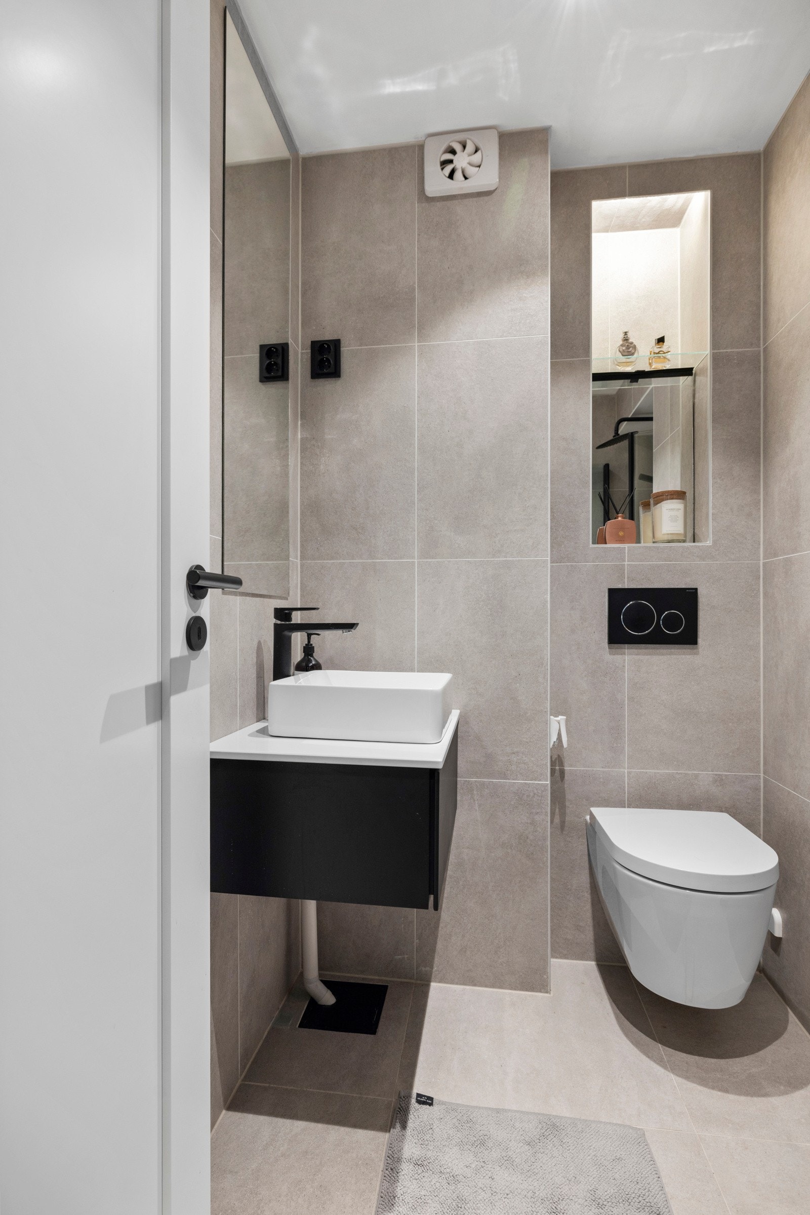 Lekkert flislagd baderom med varme i gulv og downlights i himlingen. Galleribilde