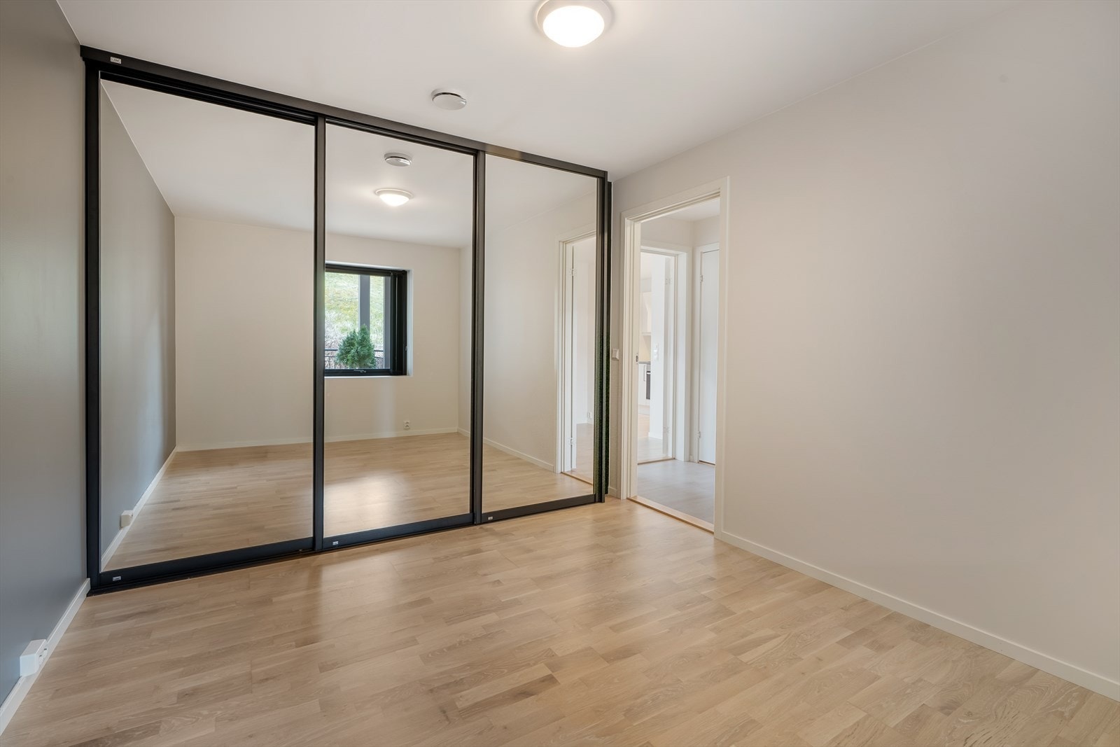 Skyvedørsgarderobe i soverom 1 Galleribilde