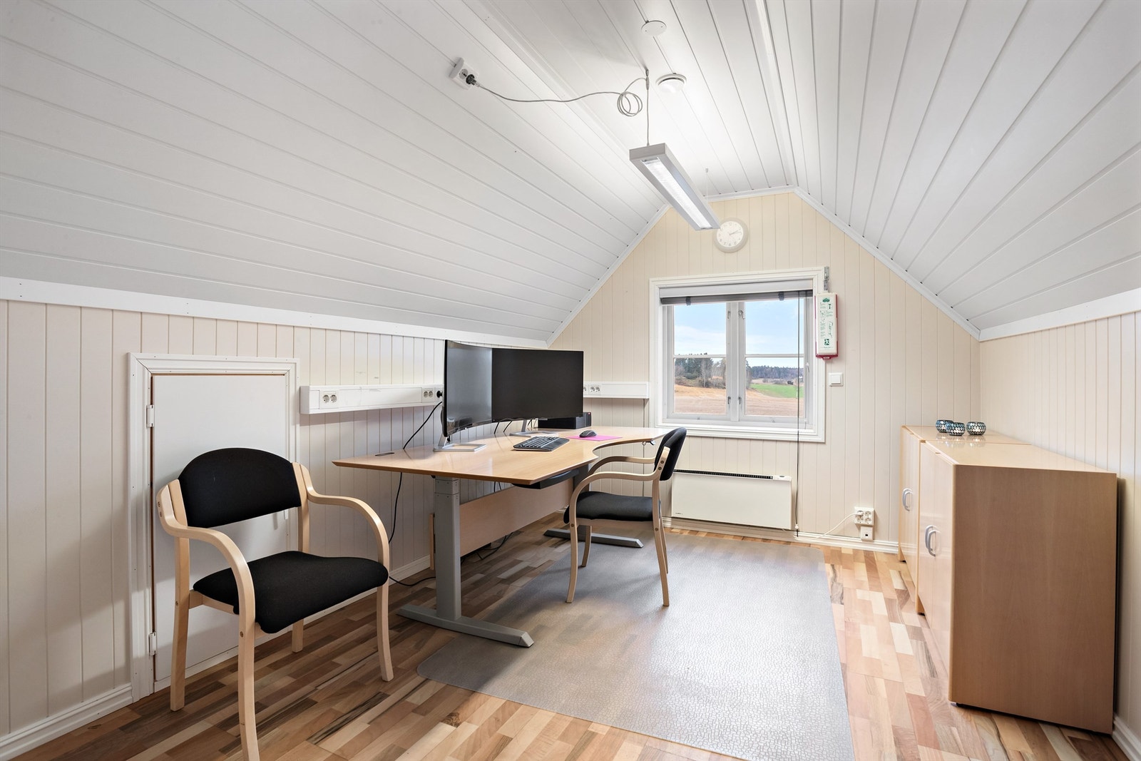 Loftsetasjen har kneloft for lagring Galleribilde