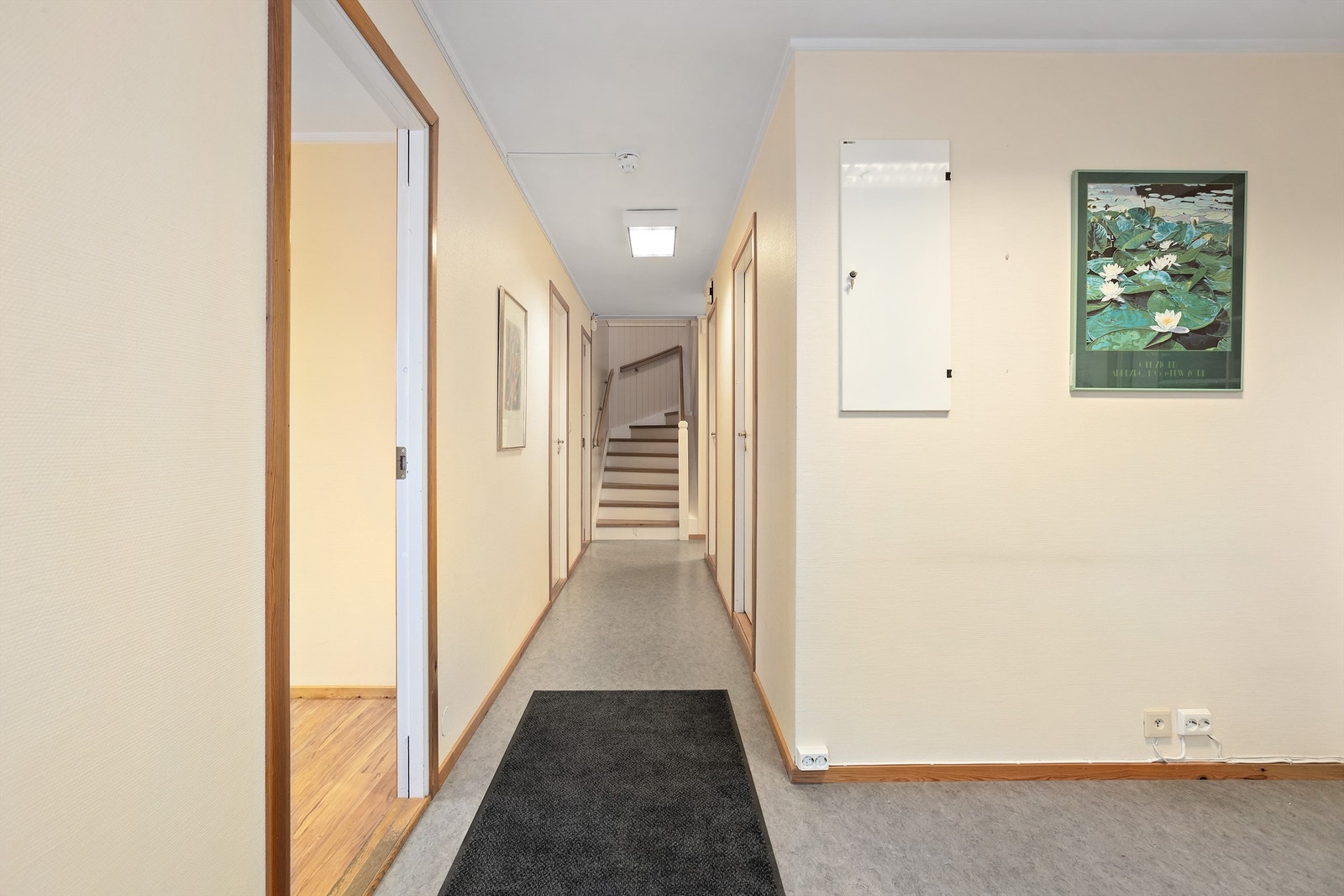 2. etasje har entré, 4 kontorer, toalettrom, 2 boder og kjøkken Galleribilde