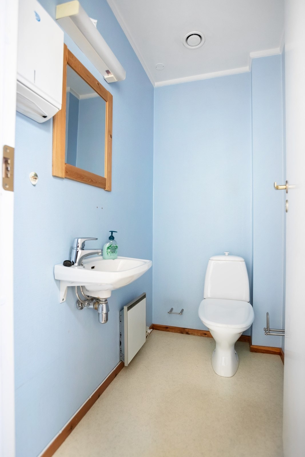 Toalettrommet i 2. etasje har vegghengt servant og gulvmontert toalett Galleribilde