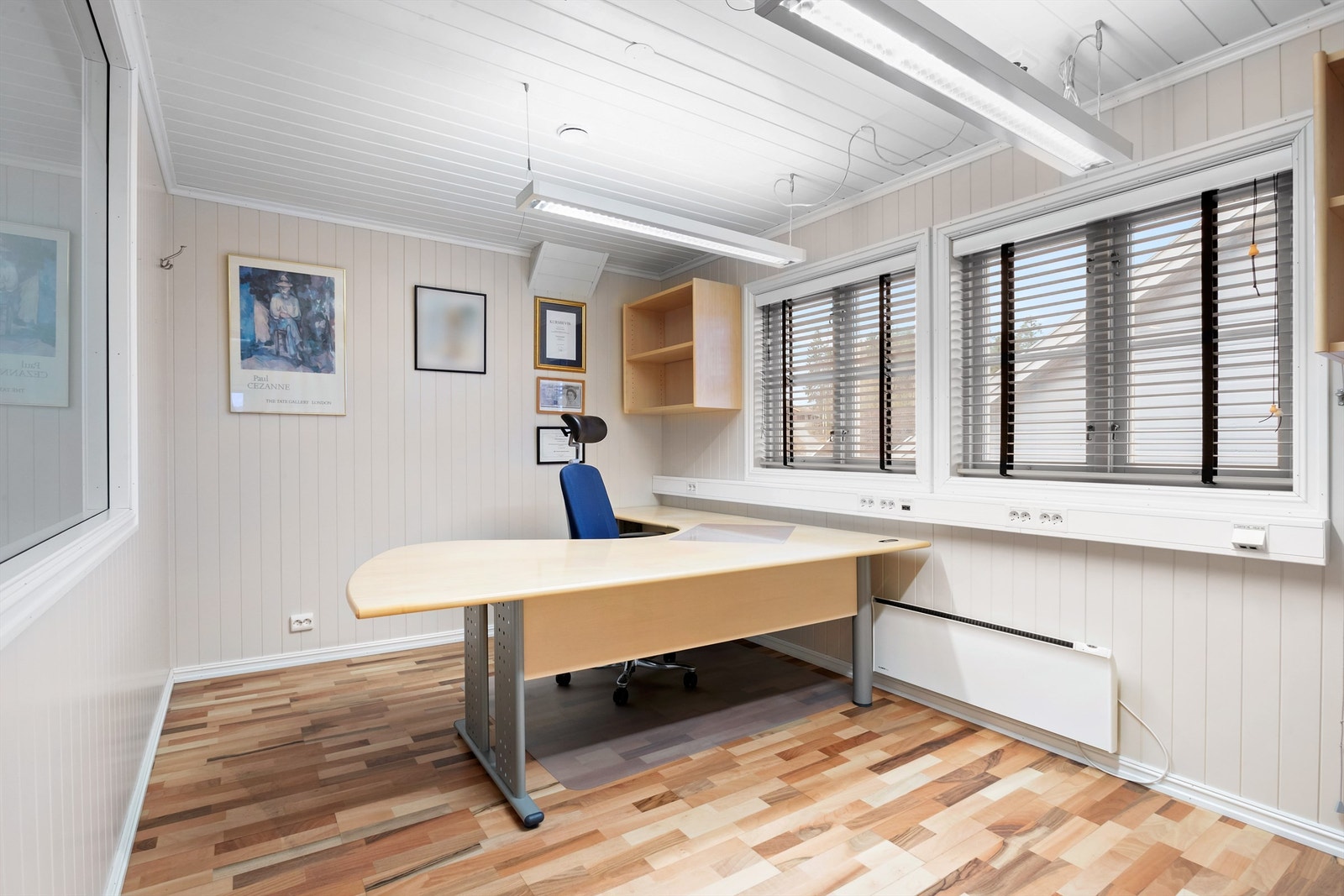 3. etasje består av gang, toalettrom og 3 kontorer Galleribilde