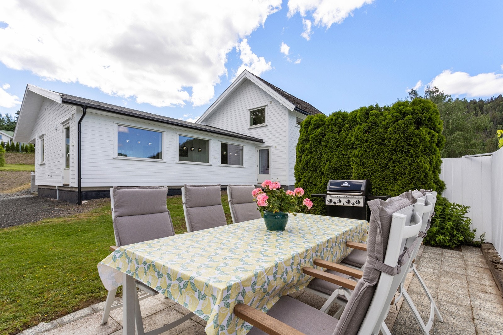 Unik uteplass rett ved strandkanten Galleribilde