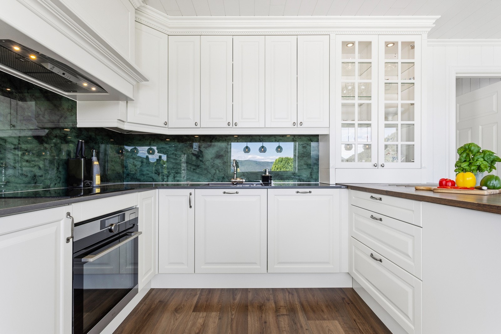 Kjøkkenet er pusset opp i moderne farger (2020) Galleribilde