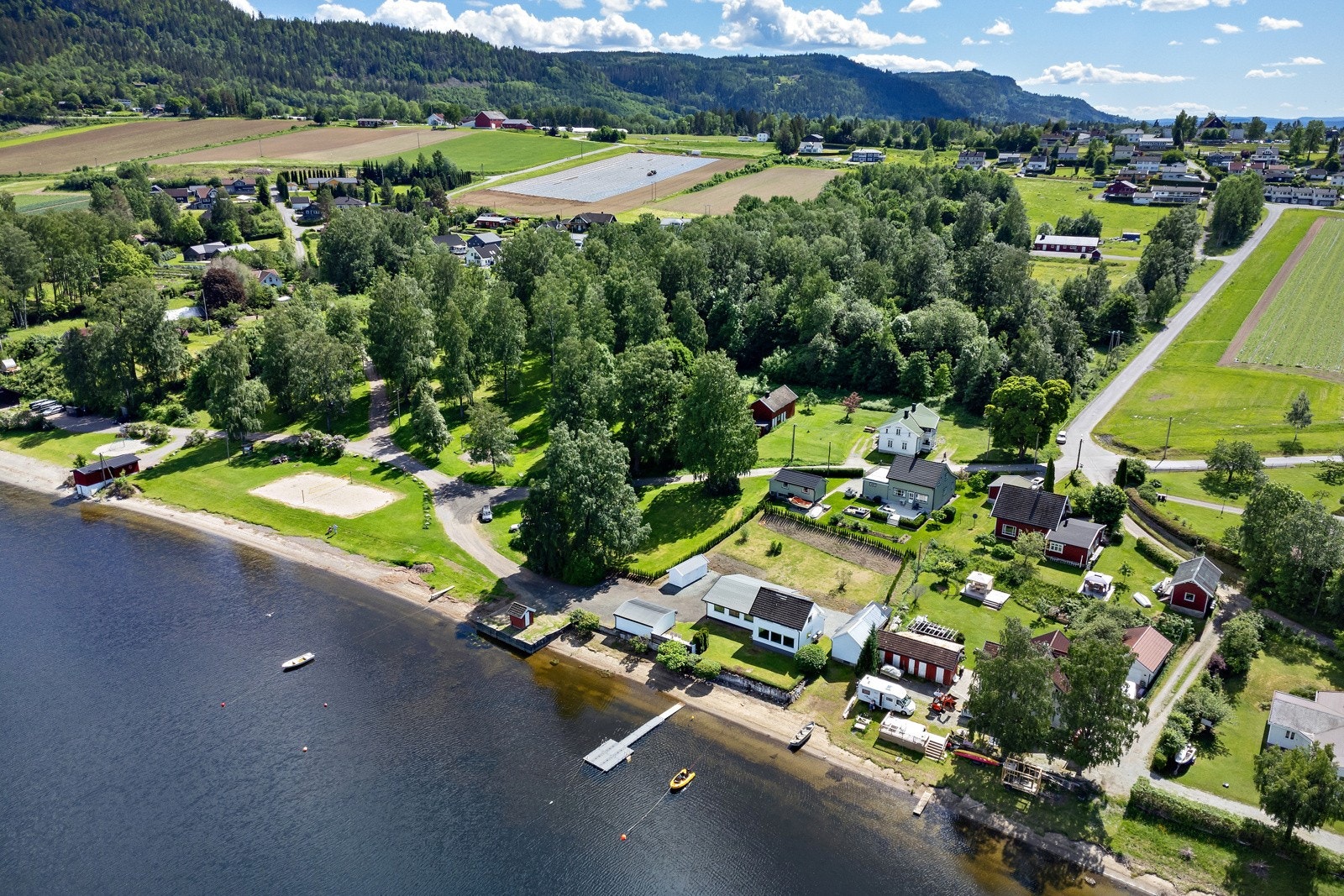 Fra strandeiendommen er det kort vei til dagligvarebutikk og skole Galleribilde
