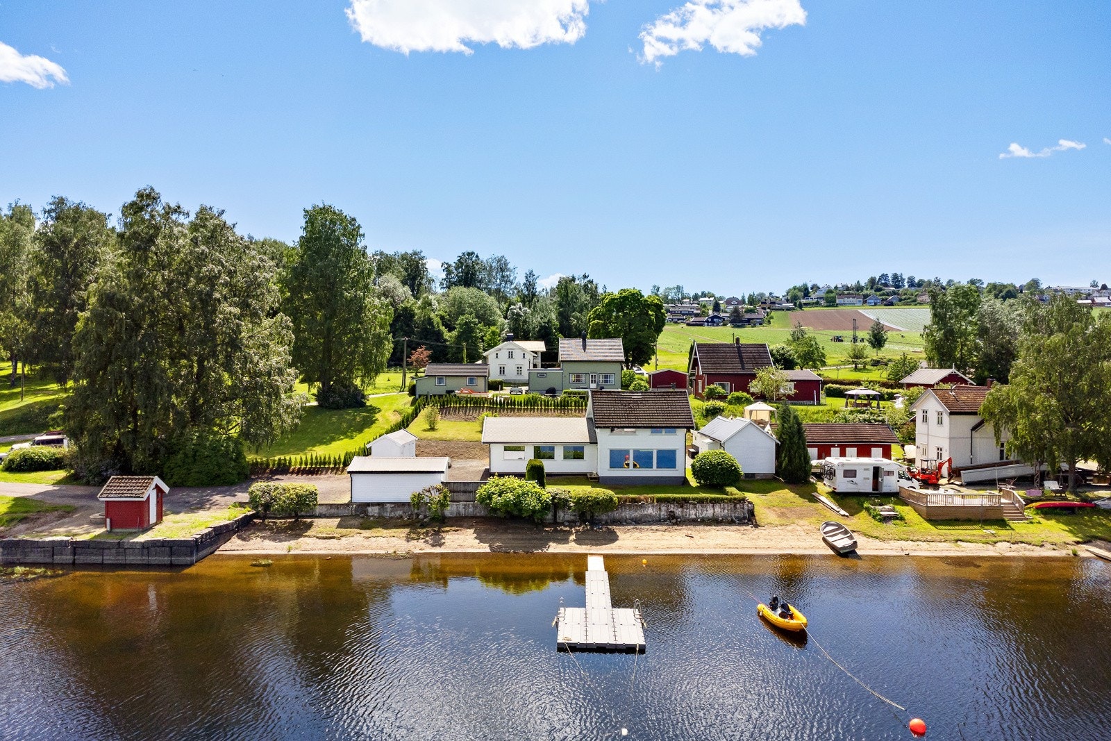 Eiendommen har strandlinje mot Holsfjorden i Tyrifjorden Galleribilde