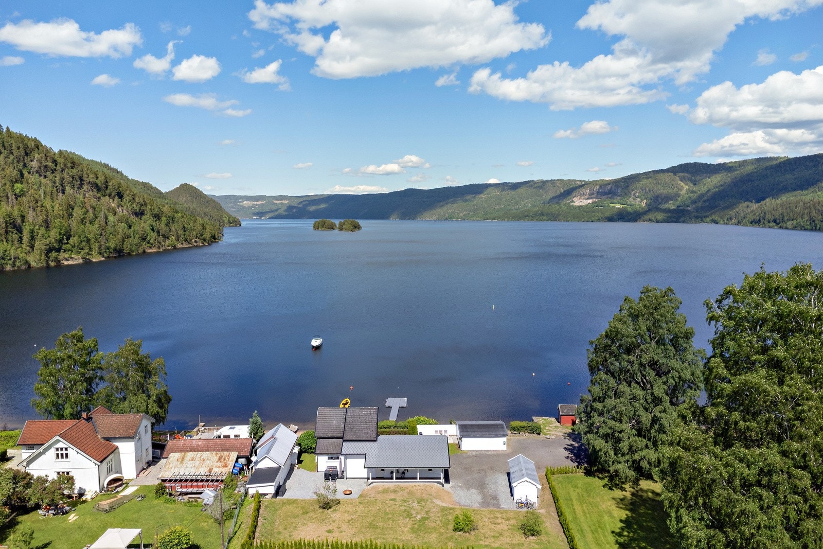 Eiendommen har et romslig tomteareal på 2180,2 m² Galleribilde