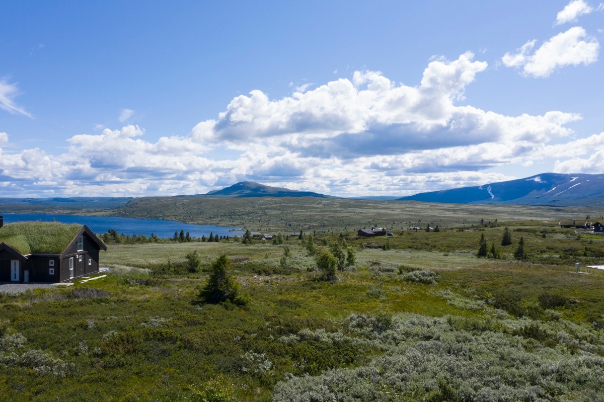 Hyttetomtene tilhører Rennefjell Hyttegrend som ligger fantastisk til på Kvislasyndin, sør på Syndin i Vestre Slidre kommune. Galleribilde