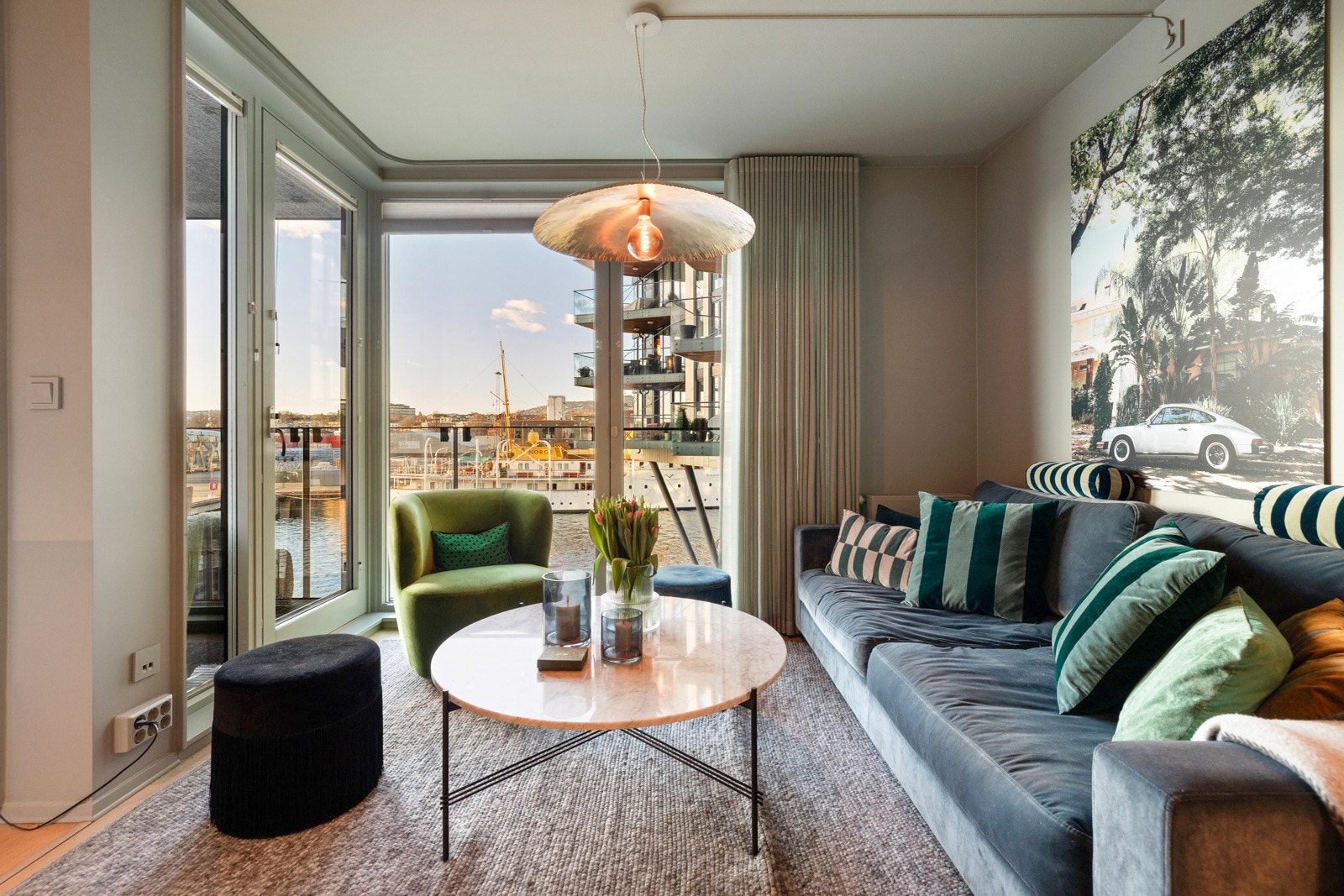 Stuesonen oppleves lys med store vindusflater og himlingshøyde på 2,49 meter. Galleribilde