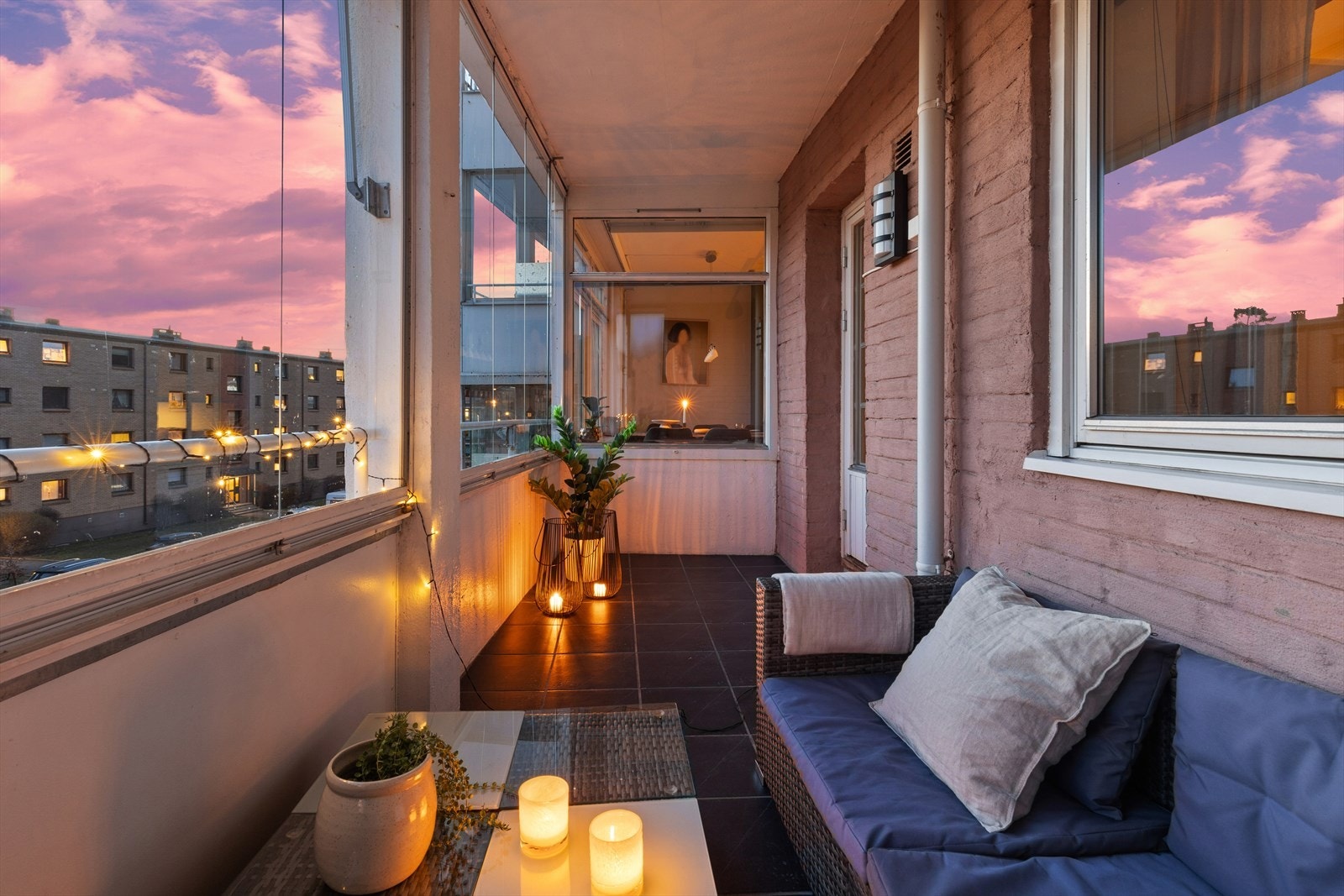 Uteplassen vender mot sydvest og er innglasset. Galleribilde