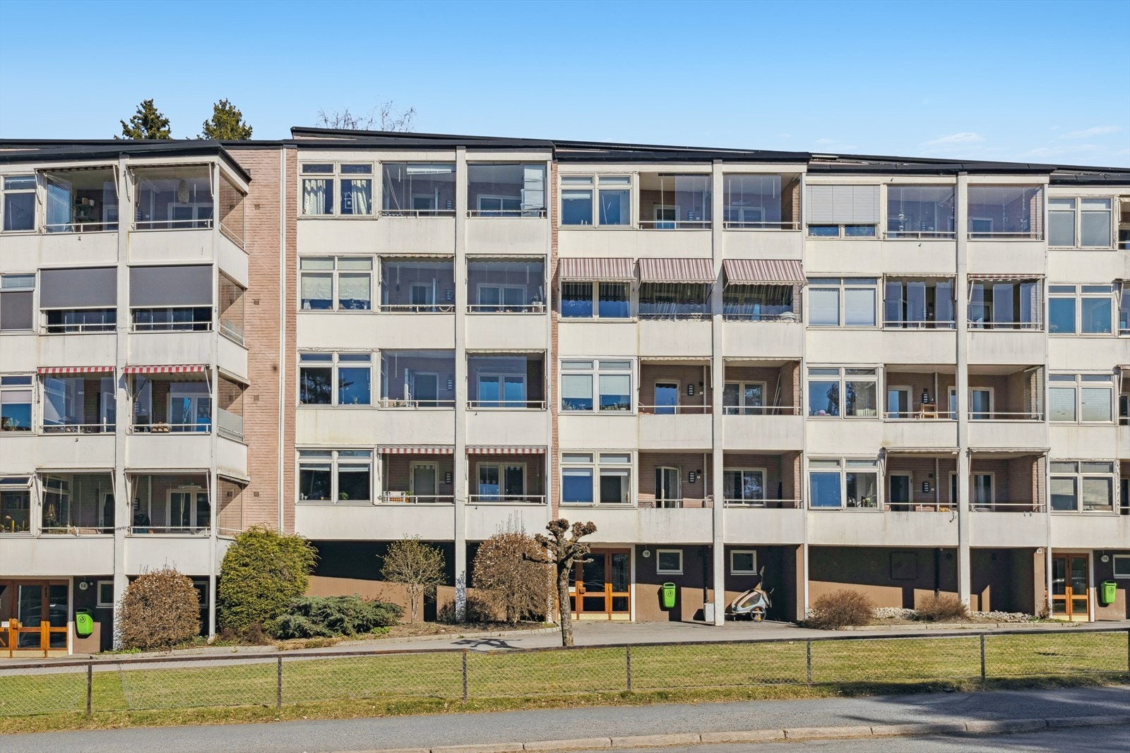 Bølerlia 16 er en lys andelsleilighet med god beliggenhet rett ved markagrensa, som gir mange muligheter for den turglade. Galleribilde