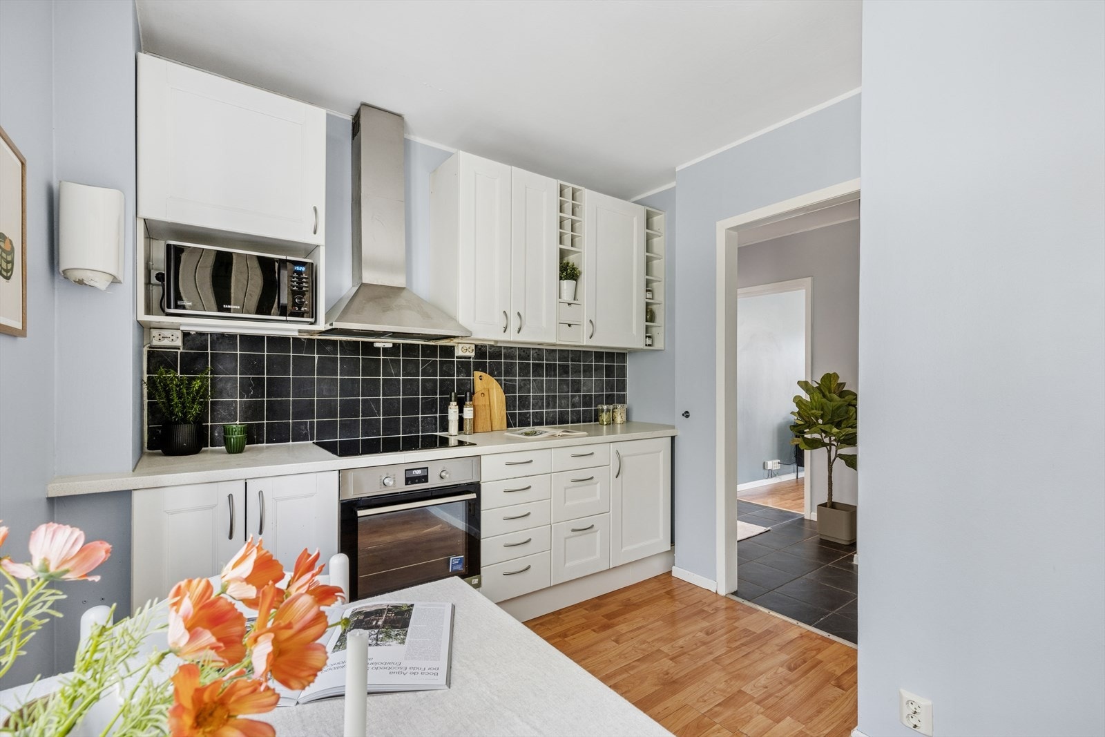 Kjøkkenet har lyse profilerte fronter med integrert oppvaskmaskin, stekeovn, platetopp og kjøleskap med fryser. Galleribilde